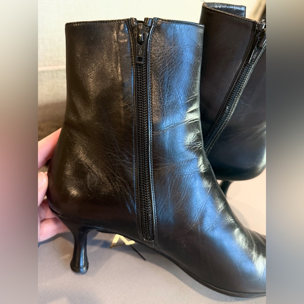Stuart Weitzman Black Leather Kitten Heel Ankle Boots Pointed Toe Size 6 - Picture 2 of 11